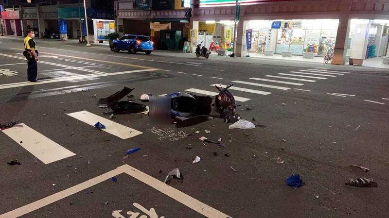 張男深夜駕車途經鳳山區，轉彎車未禮讓直行車，造成騎士「犁田」人車倒地，命大僅手腳擦挫傷送醫。（讀者提供）