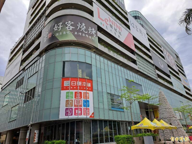 竹市晶品城擺爛8個月，議員砲轟嚴重損及市民使用公共空間權益。（資料照）