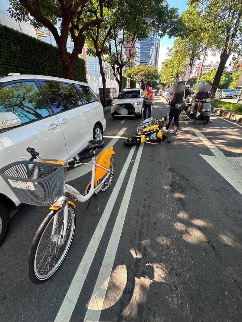 机车追撞YouBike，所幸2名骑士均轻伤自行就医。（民众提供）