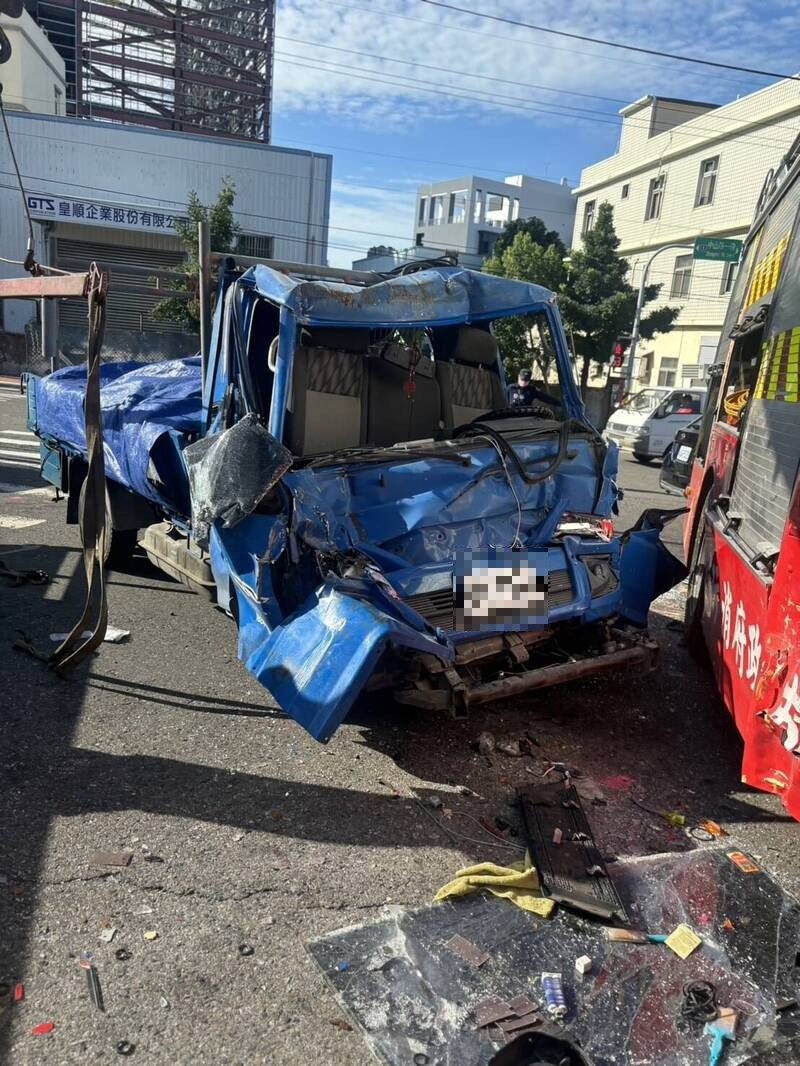 小货车撞上正赶往执行勤务的消防车。（民众提供）