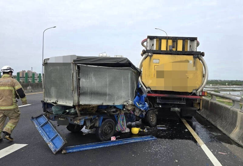 小货车疑未注意前方路况，撞上工程防撞车。（民众提供）