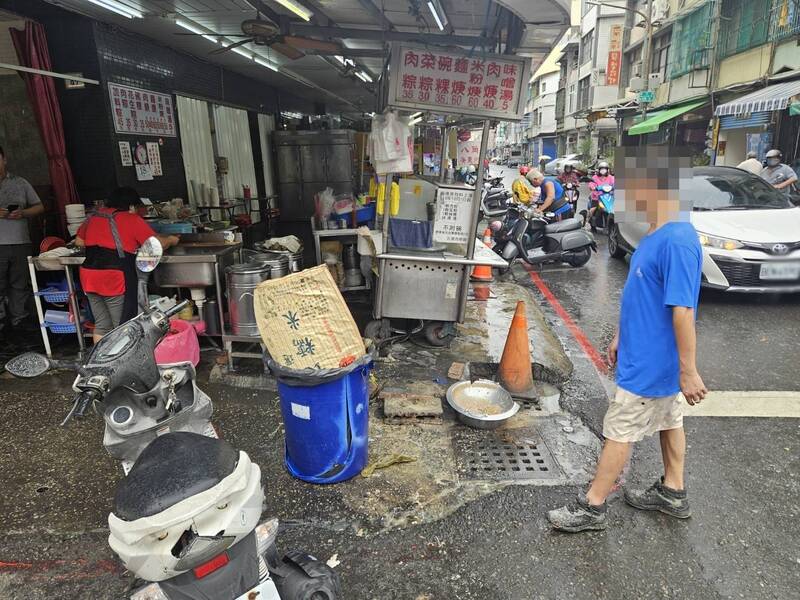 王男打N档下车买东西，轿车穿越路口撞进肉粽店，女店员命大躲过一劫。（读者提供）