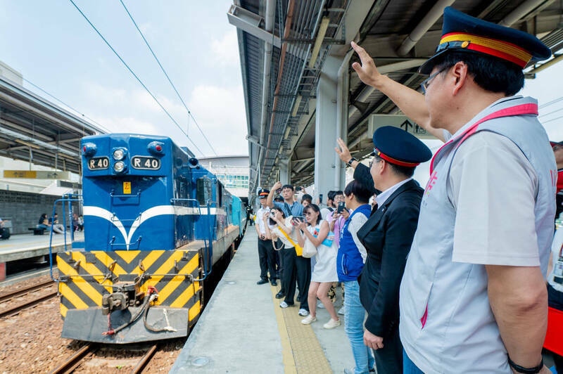 今年富岡鐵道藝術生活節開幕日，由台灣經典火車藍皮解憂號打頭陣，吸引大批鐵道迷造訪。（資料照，桃市府提供）