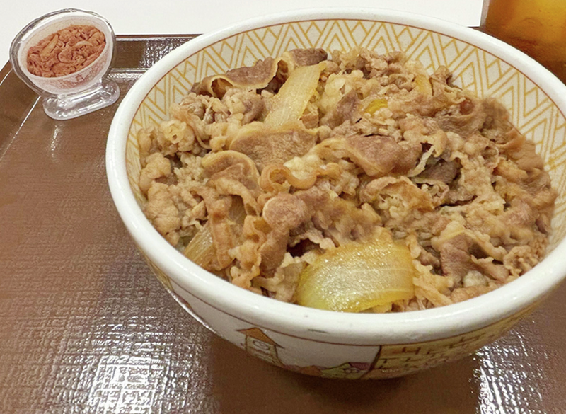 日本すき家牛丼系列将从22日开始调涨，比过去贵上10至50日圆不等。（图撷自すき家「X」帐号）