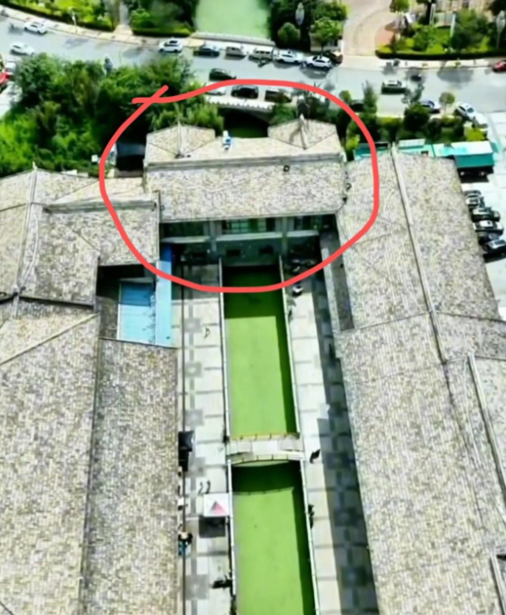 超市的建物橫跨在河道上。（圖擷自微博）