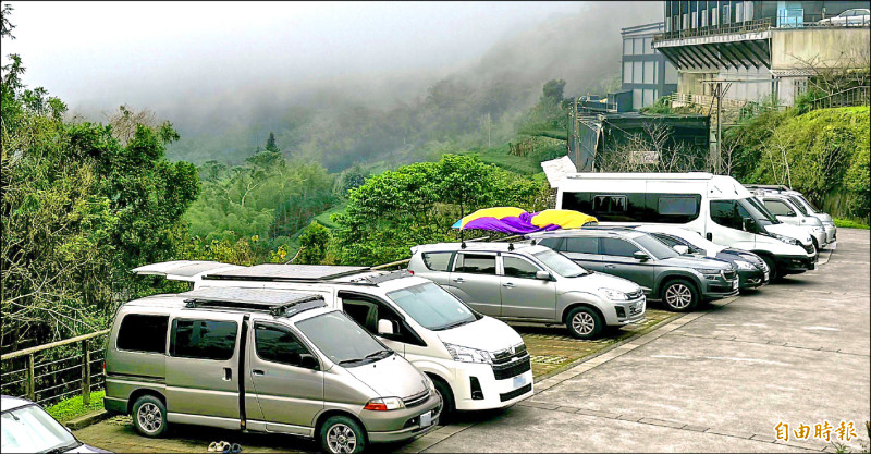 嘉義縣隙頂天元宮前停車場一整排的車宿族。（記者蔡宗勳攝）