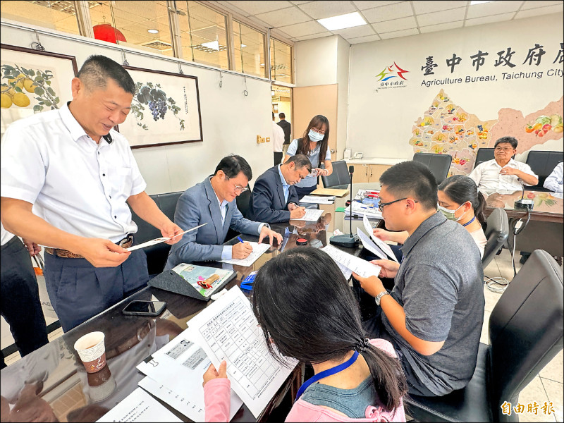 各級農會總幹事候聘登記啟動，首日有7區農會總幹事完成登記。（記者歐素美攝）