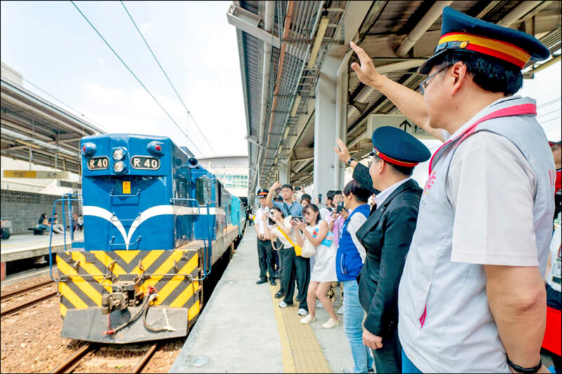 今年富岡鐵道藝術生活節開幕日，由台灣經典火車藍皮解憂號打頭陣。（資料照，市府提供）