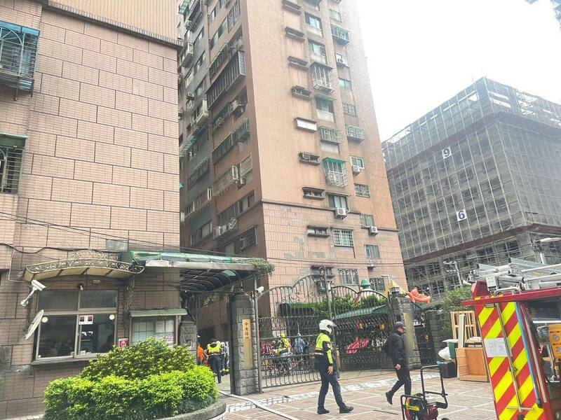 新北市土城頂埔地區一處大樓今天上午傳出火警。（記者吳仁捷翻攝）