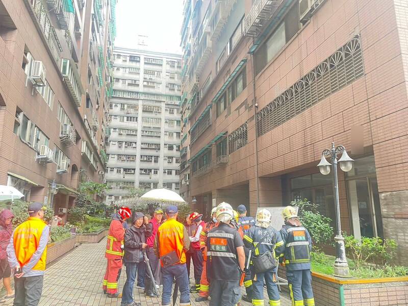 新北市土城頂埔地區一處大樓今天上午傳出火警。（記者吳仁捷翻攝）