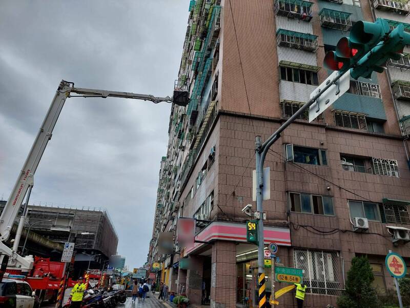 新北市土城頂埔地區一處大樓今天上午傳出火警。（記者吳仁捷翻攝）