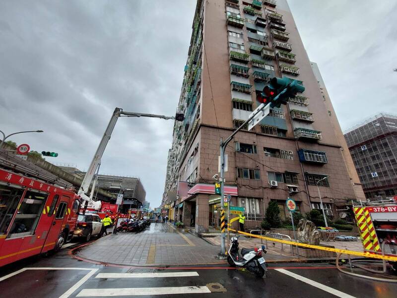 新北市土城顶埔地区一处大楼今天上午传出火警。（记者吴仁捷翻摄）