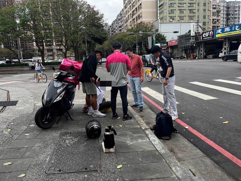 林口警分局緝捕一名車手，當街壓制，發現他是大馬籍車手，隔天就要離台。（記者吳仁捷翻攝）