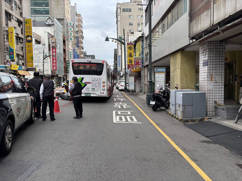 鍾男先後遭兩輛公車碰撞，連人帶機車倒地。（民眾提供）