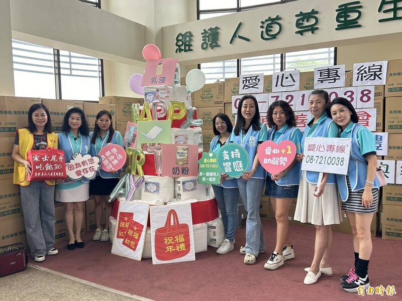 國際蘭馨交流協會屏東善馨會今天（19日）到創世屏東院慶生，致贈2萬片尿布。（記者羅欣貞攝）