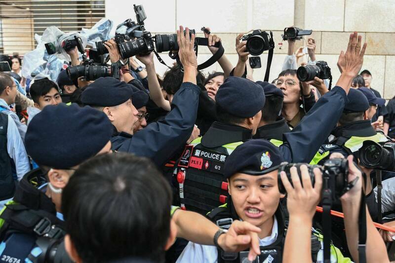 香港47名泛民主派因參與2020年立法會初選，被控違反「港區國安法」串謀顛覆國家政權罪，香港法院今日上午宣判共45人有罪，最重者遭求刑10年。（法新社）