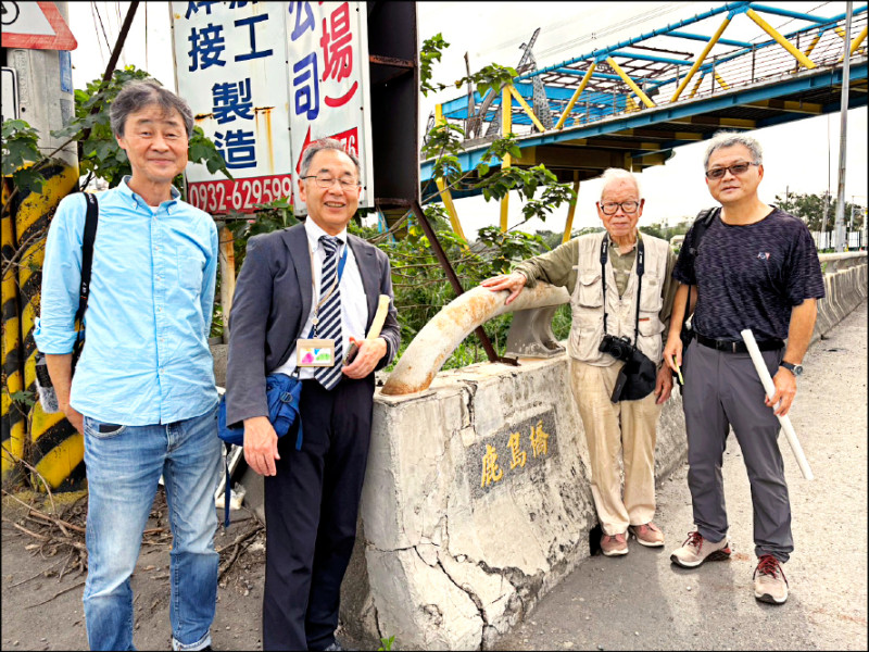 日本「讀賣新聞」退休記者齋藤治（左二）與友人探勘移民村，發現「鹿島橋」格外興奮。（記者顏宏駿攝）