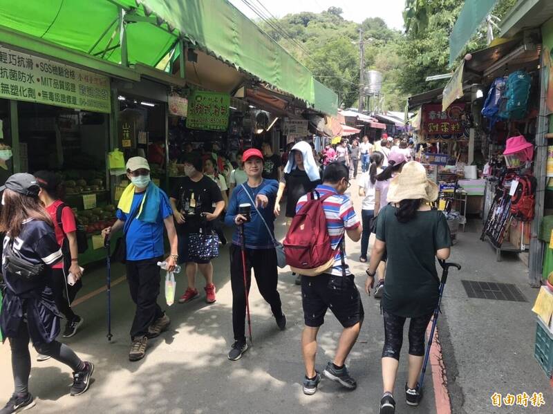 大坑步道旅客多,登山步道平日人多,假日人潮更是洶湧。(記者蔡淑媛攝) 大坑步道旅客多,登山步道平日人多,假日人潮更是洶湧。(記者蔡淑媛攝)