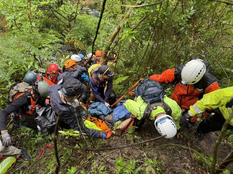 失聯3天的鍾男今早獲救被護送下山。（宜蘭縣消防局提供）