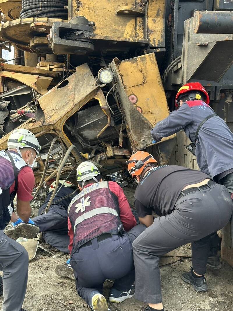 搶救人員救出壓在吊車下司機。（民眾提供）