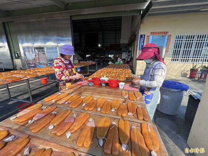 烏魚產季到，雲林縣口湖鄉不少業者開始曬烏魚子。（記者李文德攝）