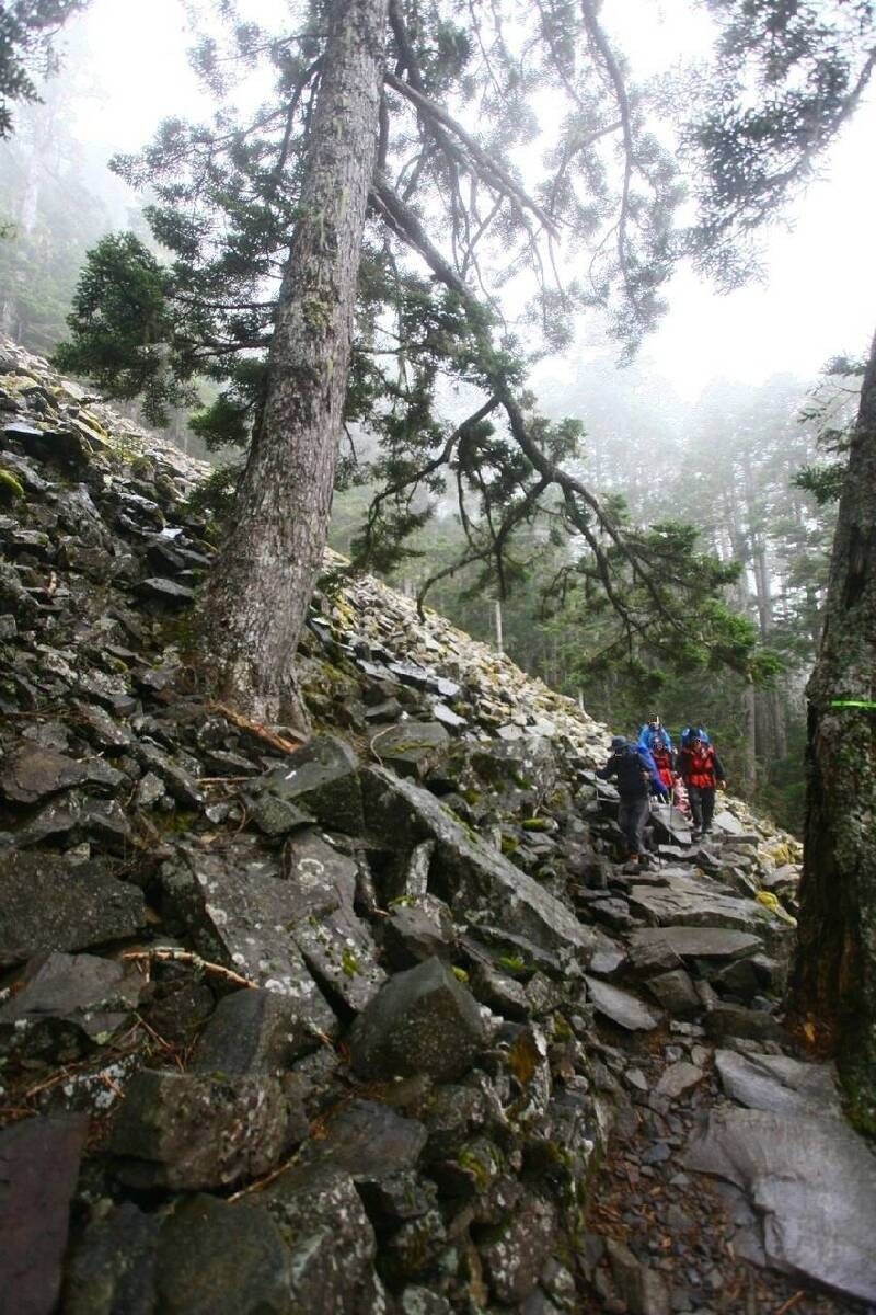 原PO的男友跟異性去爬山，竟幫忙背一整路的包包，讓她覺得有蹊蹺。此為登山示意圖，與新聞人物無關。（檔案照）