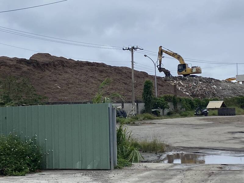 花蓮市美崙工業區一家固體再生燃料SRF製造工廠，因大量木屑、廢塑膠堆置悶燒，造成市區飄惡臭。（縣議員魏嘉賢提供）