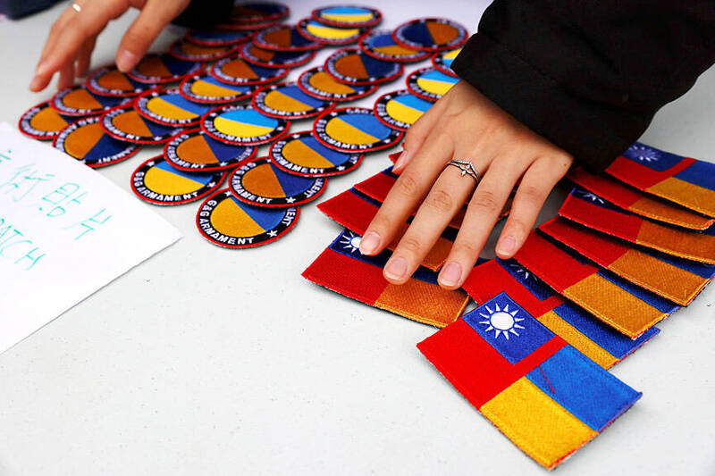 Taiwanese and Ukrainian patch flags are put on sale to show support to Ukraine and to mark the one-year anniversary of Russia’s invasion of Ukraine in Taipei on Feb. 25 last year.
Photo: Ann Wang, Reuters