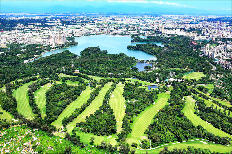 傳收回高雄高爾夫球場後，會有另個建商啟動開發計畫，高市府澄清沒有此事，法令上也不允許。（都發局提供）