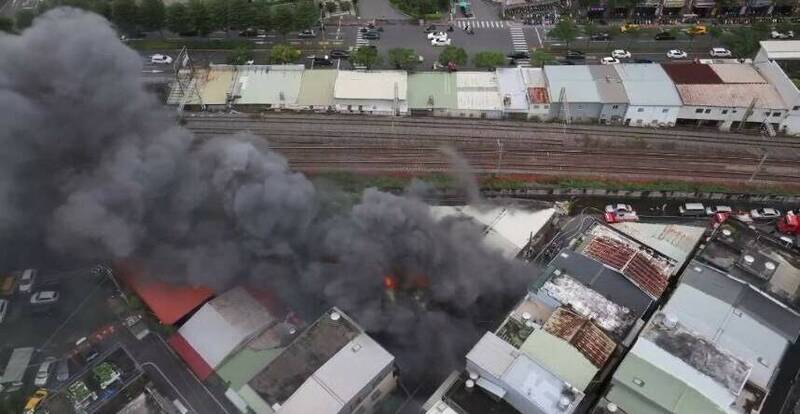 桃园市八德区高城二街一处铁皮建物22日上午发生火警，现场有大量浓烟窜升。（读者提供）