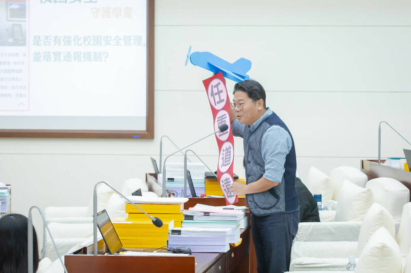 林盈徹贈「任重道遠」飛機諷應讓市政起飛 邱臣遠拒接受