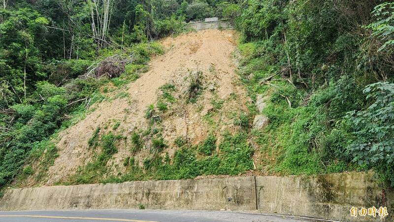 埔里鎮景點虎頭山聯外道路知安路，去年8月卡努風災邊坡崩塌裸露。（記者佟振國攝）