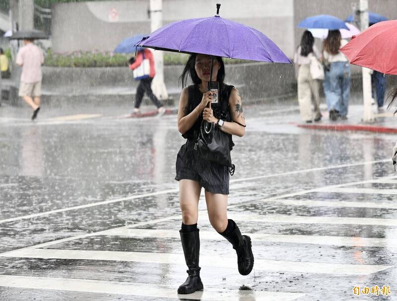 今桃園以北及東半部地區有局部短暫雨，基隆北海岸、宜蘭地區及大台北山區降雨時間則較長。（本報資料照）