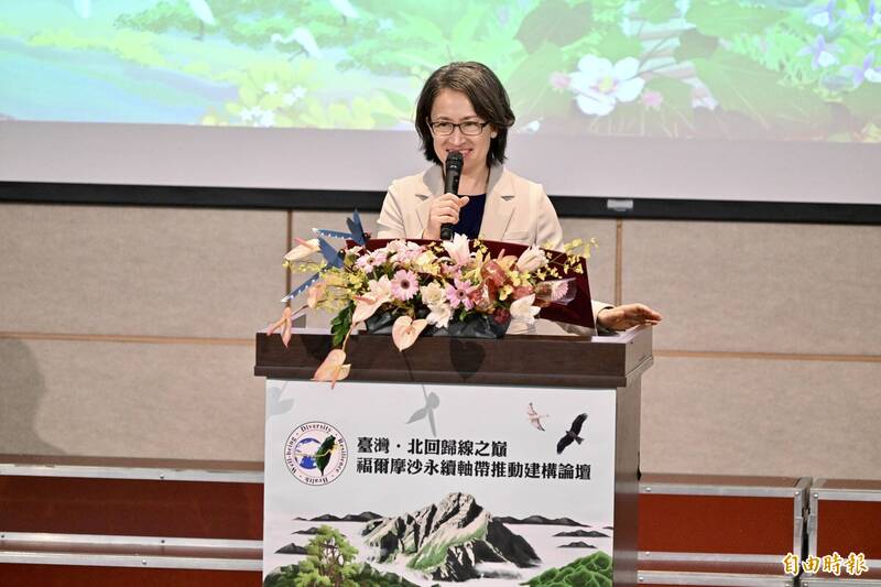 副總統蕭美琴今（22）日出席「臺灣•北回歸線之巔／福爾摩沙永續軸帶推動建構」論壇，除致詞外並與出席的企業代表及民間團體一同進行啟動儀式。（記者叢昌瑾攝）