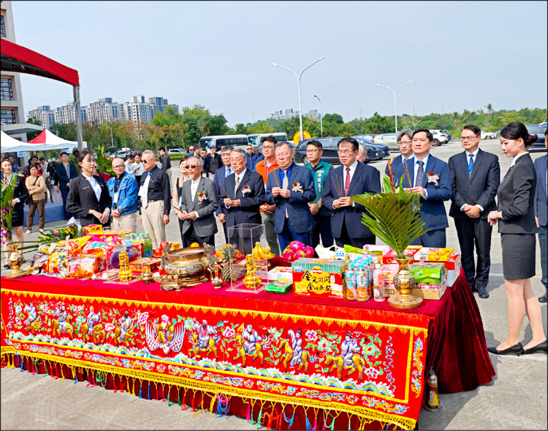 緯創樓、群聯樓動土之前，各界貴賓先上香祭拜，祈求工程順利。（記者吳俊鋒）