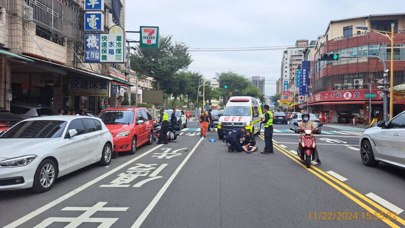 東榮路284號前昨發生機車擦撞事故。（圖由讀者提供）