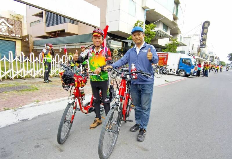 嘉義市單車教練陳成恩（右）陪同退休校長賴鎮山（左）完成單車環島夢想。（讀者提供）