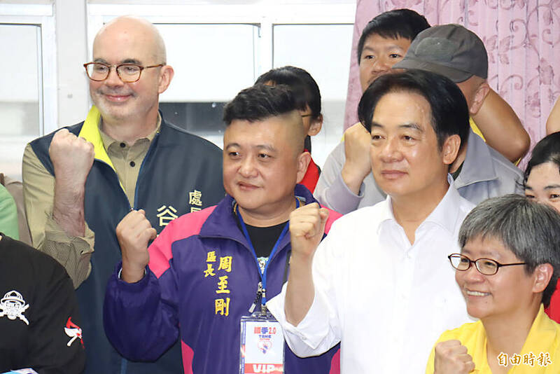 
President William Lai, front, second right, and American Institute in Taiwan Director Raymond Greene, left, gesture with event participants at the opening ceremony of a training course in New Taipei City yesterday.
Photo: Wong Yu-huang, Taipei Times