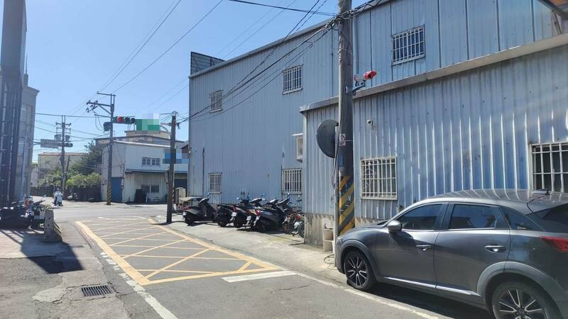 江男與死者李男同住公司提供的宿舍，卻因生活習慣不同相處不睦，21日江男酒後與李男發生衝突，竟持刀將李男殺死。（記者鄭淑婷翻攝）