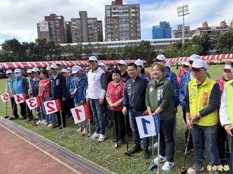 新北市副市長朱惕之（中）、新北市社會局長李美珍（左4）與市議員們為長青運動會開球，為比賽揭開序幕。（記者陳奕劭攝）