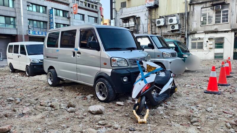 車輛聚集竹南科學園區飆車競速，警方出動逮15人。（民眾提供）