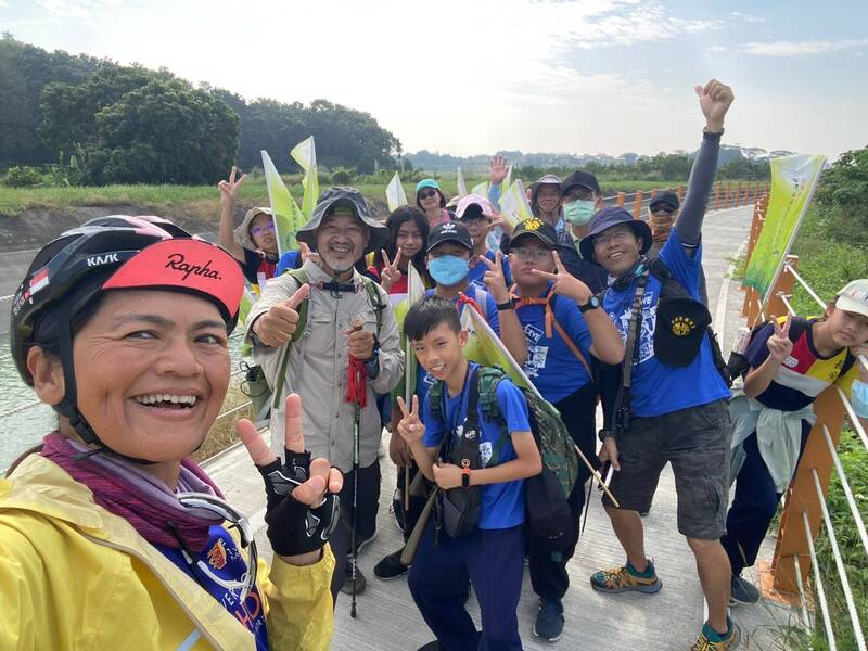 南市長安國小19位親師生，今以徒步方式踏溯國家綠道，全程約15公里，創下長安國小師生首次縱走嘉南平原的新紀錄。 （社大台江分校提供）