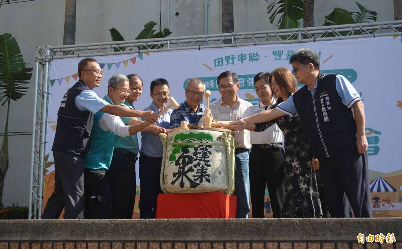 霧峰農會總幹事黃景建（右4）等人，一起為「強化農漁會物流體系暨農創家X合樸小雪市集媒合會」舉行開幕儀式。（記者陳建志攝）