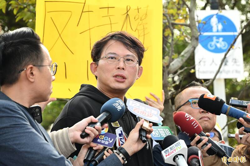 民眾黨團總召黃國昌參與本土小牙醫聯盟「反密醫 反特權 反對24億假偏鄉計畫大遊行」。（記者陳逸寬攝）