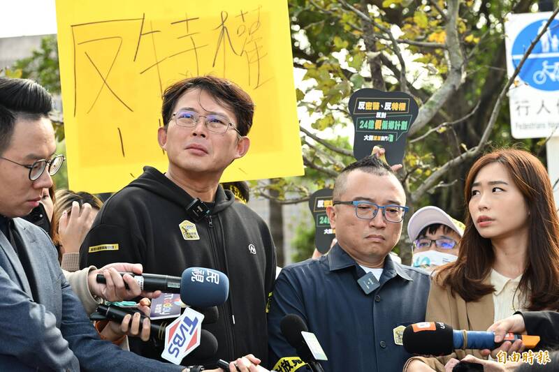 本土小牙醫聯盟「反密醫 反特權 反對24億假偏鄉計畫大遊行」，民眾黨團總召黃國昌、秘書長周榆修受訪。（記者陳逸寬攝）