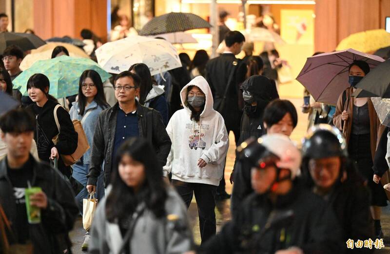 今日白天起東北季風稍減弱，北部及東半部高溫約21至25度，中南部地區約27至28度。週二起東北季風增強，週三冷氣團南下，北台灣氣溫將顯著下降。（資料照）