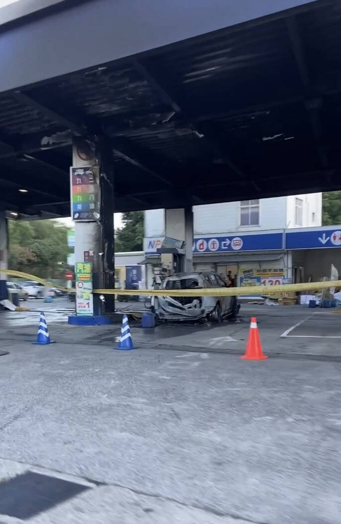 桃园杨梅自撞加油岛酿火烧车2驾驶秒逃生，天花板都烧黑了。（民众提供）