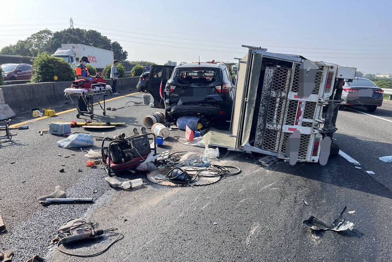 國1南向台南麻豆305公里路段，今天（25日）上午9點多發生休旅車、轎車、小貨車等3車追撞事故。（民眾提供）