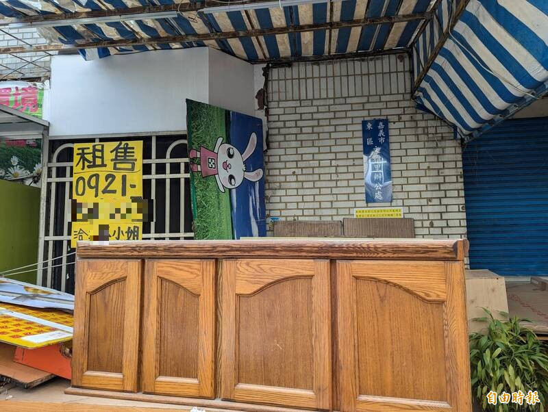 嘉市文雅里辦公室已掛租售看板。（記者王善嬿攝）