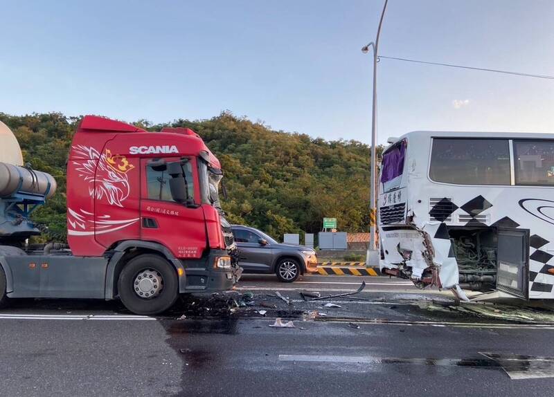 聯結車先撞上遊覽車。（警方提供）